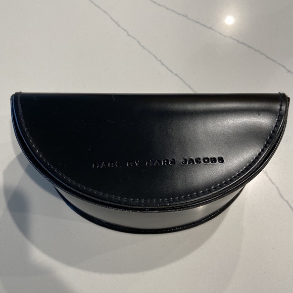 NWOT Marc Jacobs sunglasses with case included - Picture 4 of 5